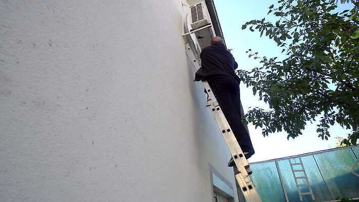 직업 남자 행복 산업 노동자 주택 안전 사람 사람없음 물 장비 에너지 흰색 공구 스패너 최고 업무 뜨거움 기술자 수리 난방기 서비스 상업 시스템 고정 다리찢기 유지 린스 배관공 보일러 설치 용광로 4K MOV 해외동영상 클립영상 자연요소 감정 컬러 모션 건물 도구 작업 동영상 난방용품 파일형식