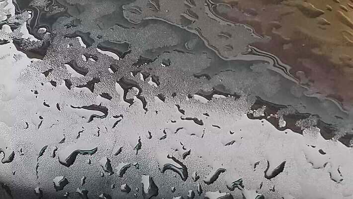 백그라운드 패턴 자연 벽지 표면 날씨 사람없음 물 빛 반사 금속 검은색 어둠 거품 젖음 바위 흰색 물방울 신선 투명 액체 떨어짐 이슬 빗방울 질감 철강 4K MP4 해외동영상 클립영상 자연요소 컬러 컨셉 무늬 재질 돌_바위 비_날씨 생태계 동영상 파일형식