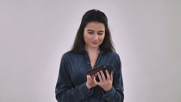 라이프스타일 행복 백그라운드 돈 인터넷 통신 표면 기술 실내 한명 미소 금융 경제 스마트폰 쇼핑 알약 스크린 터치 공구 네트워크 신용카드 구매 연결 무선전화기 와이파이 소매 온라인 패드 소셜 터치스크린 4K MOV 해외동영상 클립영상 1 감정 표정 사람 내부 생활 핸드폰 스마트기기 약 도구 재산 전화기 무선인터넷 동영상 파일형식