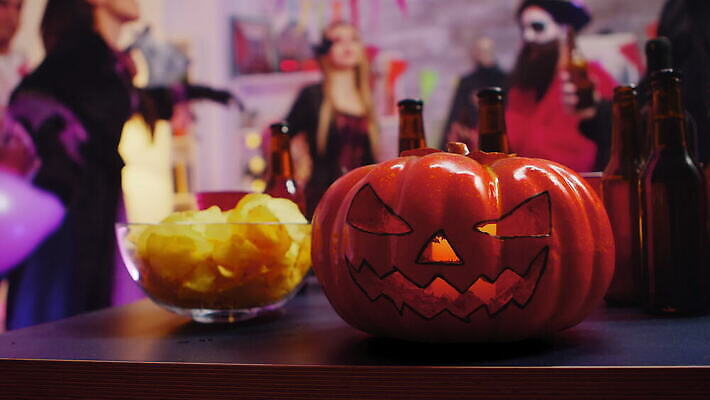 캐릭터 전통 드레스 옷 여자 호박 휴가 맥주 장식 친구 청춘 파티 방 할로윈 마시기 알코올 춤 위험 무서움 악마 마녀 긍정 변장 해적 나쁜 초능력 호러 4K MOV 해외동영상 클립영상 감정 컨셉 채소 관계 모션 문화예술 주류 사람 이벤트 도둑 공포 동영상 파일형식