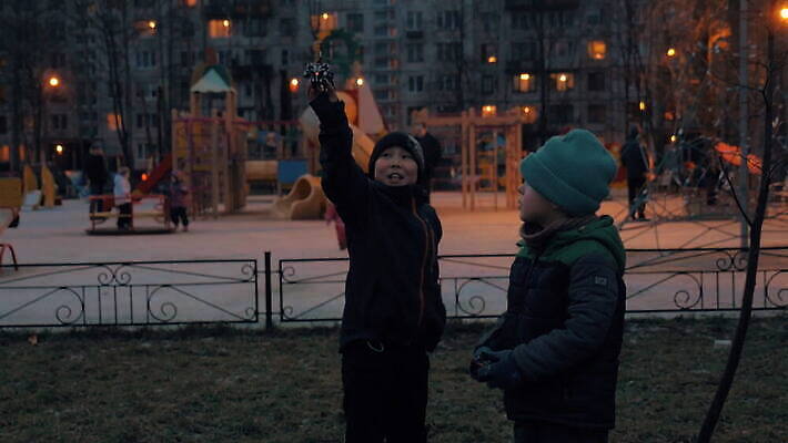 백인 어린이 2 놀이 주택 사람 소년 야외 장난감 우정 추위 가을 헬리콥터 놀이터 저녁 파일럿 통제 로봇 시작 라디오 멀리 드론 변압기 제어 4K MOV 해외동영상 클립영상 서양인 직업 계절 남자 비행기 건물 친구 전자제품 야간 동영상 파일형식