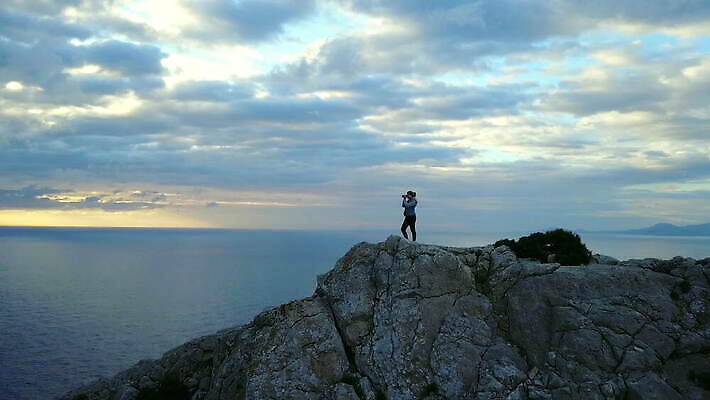 여자 실루엣 자연 하늘 날씨 한명 서기 사람 야외 빛 햇빛 일몰 놀람 쌍안경 잡기 스페인 침식 웅장함 조감도 성인여자만 성인여자한명만 남유럽 4K MOV 해외동영상 클립영상 1 감정 유럽 모션 촬영기법 표정 태양 노을 망원경 생태계 동영상 여자만 여자한명만 성인만 파일형식