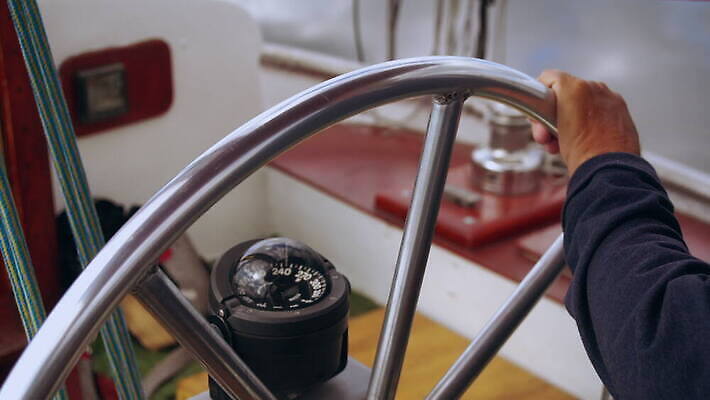 호수 무기 파도 바다 여행 요트 교통시설 모션 조류 따뜻함 관리 한명 강 운전 바퀴 보트 승차 크루즈 핸들 속도 선원 모터보트 규칙 바둑 남쪽 돌리기 레가타 캡모자 4K MOV 해외동영상 클립영상 동물 모자_잡화 1 교통 배_교통 놀이 사람 방향 시설 동영상 파일형식