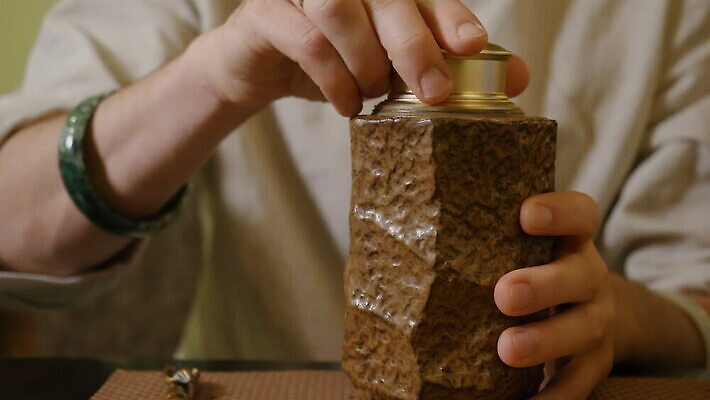 전통 아시아 문화 음료 컨셉 탁자 건조 관리 동양인 컵 빨간색 물 상점 금속 일본 중국 화목 장비 기구 도구 뜨거움 황금 붓기 우아함 닫기 녹차 허브 준비 서빙 청동 동쪽 주인 우롱차 MOV 해외동영상 클립영상 자연요소 식물 식기 나라 컬러 가구 모션 재질 인종 차_음료 방향 동영상 파일형식