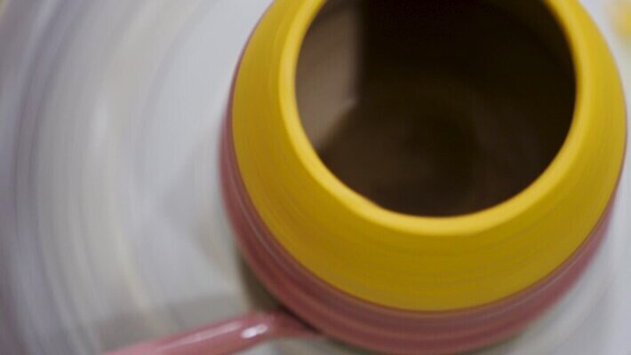 전통 기술 실내 관리 창조 미술 취미 사람없음 장식 꽃병 페인트 붓 바퀴 도자기 원형 작업실 사발 제조 냄비 그림 회전 만들기 페인트붓 점토 토기 장인 조형 주인 수공예 공예가 도예가 방법 핸드메이드 MOV 해외동영상 클립영상 도형 직업 꽃 모션 문화예술 내부 용기_그릇 사기그릇 솥 공예 동영상 파일형식