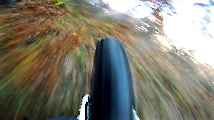 도로 스포츠 포즈 이동 자국 모션 자연 산 건강 경사 사람없음 야외 운동 자전거 경쟁 승차 소프트포커스 숲 속도 흥분 사이클링 바이크레이서 바이킹 블러 산악자전거 1인칭시점 HD MOV 해외동영상 클립영상 시선 감정 길 컨셉 교통시설 촬영기법 바이크 육상스포츠 생태계 동영상 파일형식