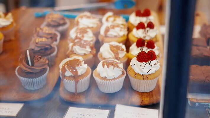 디자인 음식 백그라운드 창문 디저트 영국 잉글랜드 사탕 사람없음 장식 파란색 세트 컬러풀 갈색 노란색 쿠키 케이크 초콜릿 얼음 빵집 소용돌이 흰색 대접 달콤 맛 설탕 컵케이크 굽기 먹기 크림 런던 산딸기 머핀 토핑 바닐라 반투명 브라우니 페스츄리 해로움 핸드메이드 프로스팅 맛있는 버터크림 4K MOV 해외동영상 클립영상 자연요소 유럽 빵 컬러 컨셉 과일 모션 상점 회오리 구이 제빵 동영상 파일형식