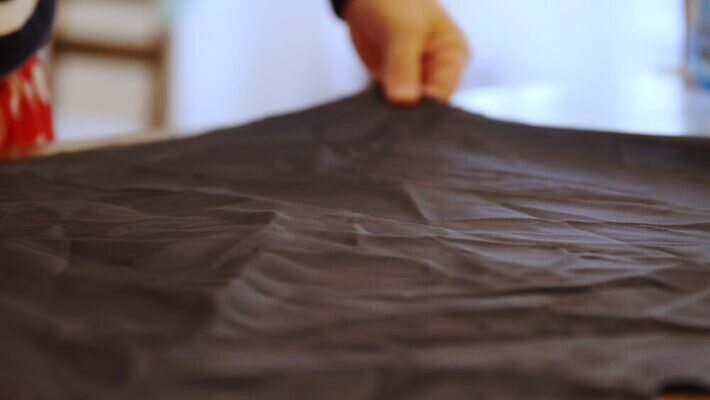 손 디자인 옷 백그라운드 패턴 한명 빛 갈색 유행 보라색 기계 회색 직물 면 업무 수술 실 고급 닫기 제조 바느질 디자이너 방향 질감 캔버스 부드러움 실타래 짜임 얼레 재단 방법 집게발 하수 4K MP4 해외동영상 클립영상 직업 1 컬러 컨셉 무늬 의학 모션 사람 신체부위 치료 물 작업 감각 동영상 파일형식