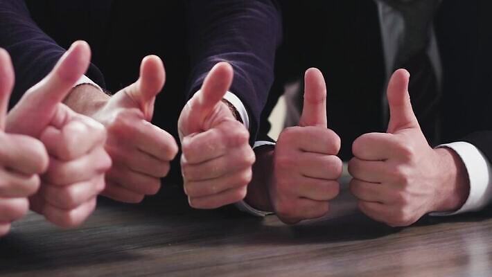 남자 여러명 성인 엄지손가락 최고 비즈니스맨 4K MP4 해외동영상 클립영상 다수 비즈니스 손가락 사람 직장인 동영상 파일형식