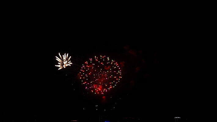 기념일 여행 백그라운드 하늘 불 휴가 불꽃 기념 폭죽 불꽃놀이 이벤트 사람없음 빨간색 빛 강 컬러풀 파티 축제 기쁨 축하 도시 오픈 야간 저녁 폭발 쇼 시끄러움 경례 스카이라인 광 크리스마스이브 4K MOV 해외동영상 클립영상 자연요소 감정 컬러 컨셉 크리스마스 놀이 인사 밤 동영상 파일형식
