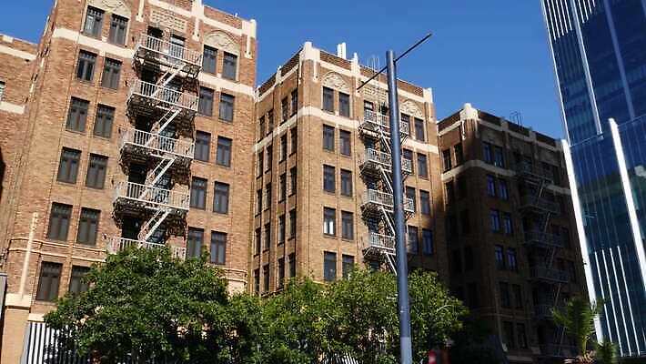 전통 상징 건축양식 사다리 창문 부동산 벽돌 아파트 주택 건설업 안전 사람없음 야외 건물 계단 고층빌딩 미국 도시 역사 구출 재산 클래식 뉴욕 캘리포니아 구식 구역 대피 산티아고 철강 방식 4K MP4 해외동영상 클립영상 건축물 건축 산업 컨셉 북아메리카 빌딩 금융 도구 도움 동영상 파일형식