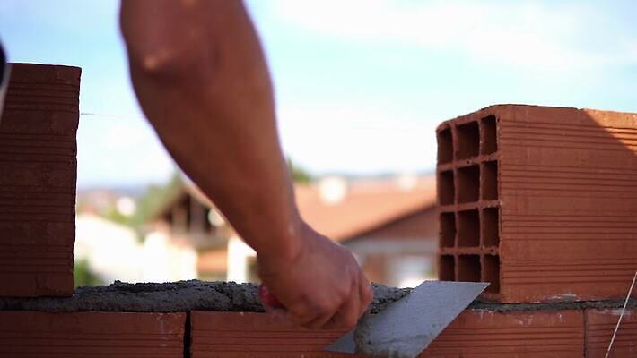 백인 남자 산업 벽 부동산 벽돌 노동자 주택 실내 성인 공구 업무 땅 시멘트 DIY 석공 4K MP4 해외동영상 클립영상 서양인 직업 사람 취미 내부 건물 도구 작업 재산 동영상 파일형식