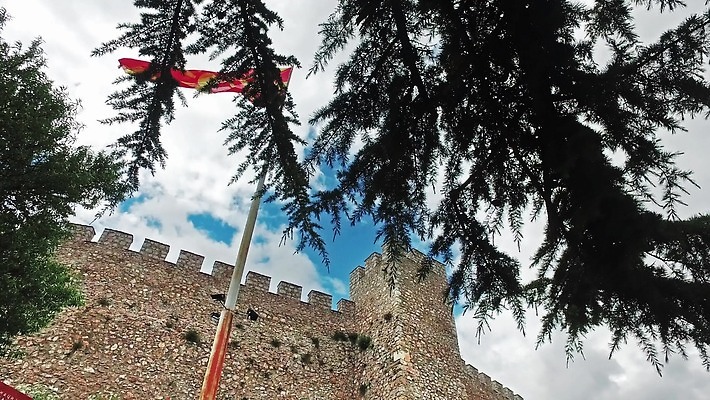 유럽 호수 벽 여행 건축양식 창문 하늘 산 파노라마 풍경 사람없음 건물 여름 관광지 도시풍경 탑 바위 깃발 도시 중세 역사 정상 지중해 언덕 폐허 타운 동유럽 천연기념물 고고학 랜드마크 마케도니아 발칸반도 옛날 화창 4K MP4 해외동영상 클립영상 건축물 계절 교육 건축 나라 바다 날씨 촬영기법 돌_바위 동영상 파일형식 남유럽