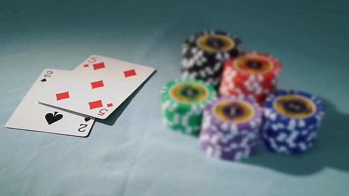 손 스포츠 백그라운드 돈 2 놀이 탁자 성공 사람없음 초록색 쌓기 경쟁 게임 잡기 우승 쌍 신용카드 행운 재산 도박 위험 심볼 카지노 클럽 기회 딜러 포커 보여주기 중독 라스베가스 에이스 잭팟 텍사스 플레이어 필승 4K MOV 해외동영상 클립영상 컬러 가구 컨셉 모션 신체부위 금융 미국 최고 트럼프 동영상 파일형식