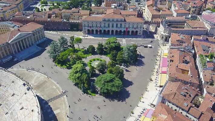 여행 백그라운드 지붕 파노라마 미술 사람없음 옆모습 가로 탑 경기장 이탈리아 콘서트 수확 골동품 발코니 원형 성 중세 역사 재산 옥상 극장 정사각형 광장 슛 장면 지역 궤도 기념물 원형경기장 천연기념물 드론 로마인 베로나 보호구역 옛날 오페라 원형극장 파멸 4K MOV 해외동영상 클립영상 도형 건축물 유럽 뷰포인트 컨셉 농업 스포츠시설 문화예술 촬영기법 인종 금융 공연 동영상 구역 파일형식 소멸