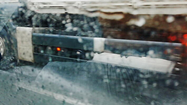 여행 모션 자동차 날씨 사람없음 검은색 운전 트럭 화물 물방울 바퀴 고속도로 운전사 닫기 떨어짐 소프트포커스 큼 빗방울 배송 묘사 상업 타이어 폭풍 짐차 트레일러 통과 범퍼 자동 4K MOV 해외동영상 클립영상 직업 도로 육상교통 컬러 컨셉 촬영기법 운송업 비_날씨 크기 동영상 파일형식