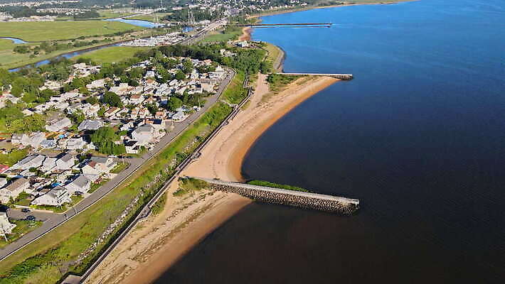도로 여행 자연 하늘 휴가 거리 주택 안테나 파노라마 풍경 사람없음 야외 건물 물 여름 도시풍경 마을 미국 만 지역 타운 이웃 내추럴 항공촬영 교외 드론 랜드마크 4K MOV 해외동영상 클립영상 자연요소 건축물 계절 길 뷰포인트 북아메리카 통신 교통시설 촬영기법 도시 생태계 동영상 파일형식