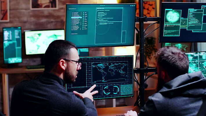 남자 인터넷 컴퓨터 스크린 자료 웹 어둠 방 정보 네트워크 조직 그룹 바이러스 암호 계획 위험 공격 비밀 사이버 보안 신분 감시 시스템 해킹 해커 깊이 사생활 서버 소프트웨어 악성코드 정부 프로그래밍 4K MOV 해외동영상 클립영상 컨셉 모션 안전 사람 전자제품 작업 범죄 동영상 개발 파일형식