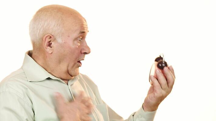 라이프스타일 응시 할아버지 노년 감정 시계 스트레스 건강 한명 사람 기쁨 표현 시간 주름 60대 은퇴 불안 공포 70대 충격 긴장 재촉 고립 돌봄 마감 조부모 4K MOV 해외동영상 클립영상 1 시선 남자 컨셉 가족 모션 성인 생활 동영상 파일형식