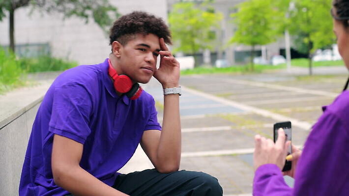 라이프스타일 응시 남자 벤치 무선통신 앉기 야외 두명 스마트폰 사진촬영 헤드폰 이탈리아 잡기 밀라노 성인남자만 성인여자만 4K MOV 해외동영상 클립영상 시선 유럽 음향기기 의자 통신 모션 사람 생활 핸드폰 스마트기기 촬영 동영상 남자만 여자만 성인만 파일형식