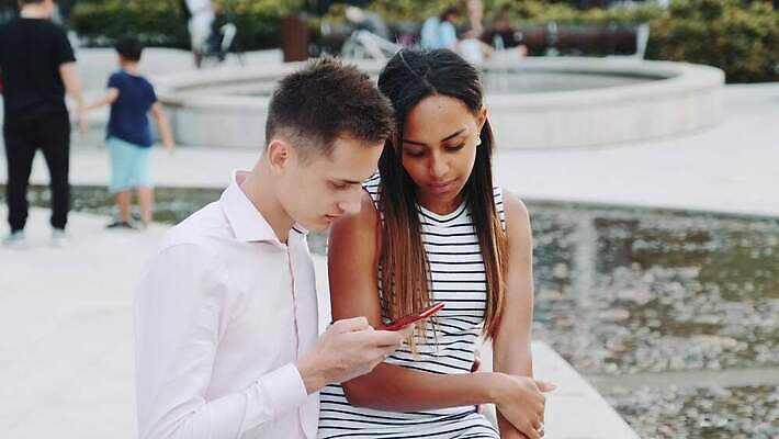 커플 응시 흑인 데이트 가족 관계 앉기 야외 두명 스마트폰 독서 분노 도시 다인종 그만 4K MOV 해외동영상 클립영상 서양인 시선 감정 모션 사람 인종 핸드폰 스마트기기 동영상 파일형식