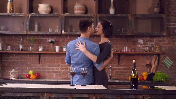 백인 라이프스타일 커플 기념일 남자 행복 음료 결혼 데이트 가족 관계 결혼식 남편 아파트 주택 기념 사랑 미소 웃음 사람 이벤트 성인 두명 주방 낭만 춤 아내 날짜 플랫 우아함 저녁 즐거움 4K MOV 해외동영상 클립영상 서양인 감정 컨셉 문화예술 표정 건물 생활 야간 동영상 파일형식