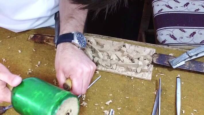 직업 1 전통 라이프스타일 손 산업 문화 안경 조각 가구 비즈니스 기술 창조 사람 취미 목재 장식 침묵 장비 골동품 공구 업무 작업 화려 그룹 작업실 수리 보호 널 망치 공예 청소 목수 장면 목공예 판화 추적 복원 수목 조각가 MP4 해외동영상 클립영상 나무 잡화 생활용품 컨셉 재료 모션 미술 생활 신체부위 소리 도구 동영상 파일형식