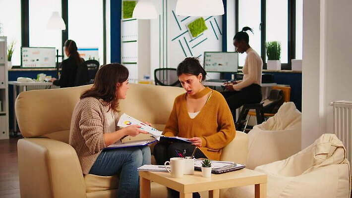 직업 종이 흑인 회사 사업가 노동자 스트레스 직장 사람 금융 사무실 알약 분노 작업 비즈니스우먼 그룹 던지기 실패 좌절 대표 토론 고장 종업원 불안 동료 경영자 창업 문제 다민족 마감 비명 압력 위기 트러블 4K MOV 해외동영상 클립영상 서양인 여자 감정 컨셉 비즈니스 관계 모션 경제 약 직장인 리더 자영업 동영상 파일형식