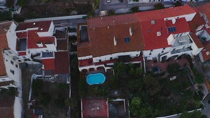 외관 유럽 벽 여행 건축양식 자연 하늘 지붕 안테나 파노라마 풍경 사람없음 야외 건물 파란색 도시풍경 교회 마을 탑 바위 도시 성 중세 역사 재산 포르투갈 언덕 타운 강화 드론 랜드마크 옛날 파멸 4K MOV 해외동영상 클립영상 건축물 건축 나라 컬러 컨셉 통신 종교건축 촬영기법 금융 돌_바위 생태계 동영상 파일형식 소멸