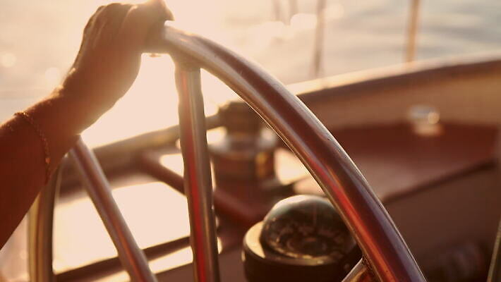 호수 무기 바다 여행 요트 모션 조류 따뜻함 관리 한명 빛 강 햇빛 일몰 운전 바퀴 보트 승차 저녁 핸들 선원 모터보트 규칙 남쪽 돌리기 레가타 4K MOV 해외동영상 클립영상 동물 1 배_교통 사람 태양 노을 야간 방향 동영상 파일형식