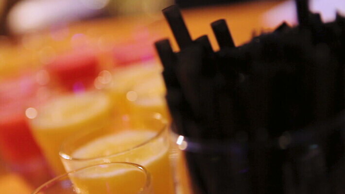 음료 음식 오렌지 과일 모션 유리 딸기 귤 주류 건강 사람없음 빨간색 파란색 세트 노란색 파티 냉동 주스 추위 알코올 신선 칵테일 바 액체 닫기 달콤 맛 시원함 상쾌 양주 보드카 섞기 이스라엘 패닝샷 MOV 해외동영상 클립영상 감정 컬러 컨셉 재질 촬영기법 이벤트 동영상 서아시아 파일형식