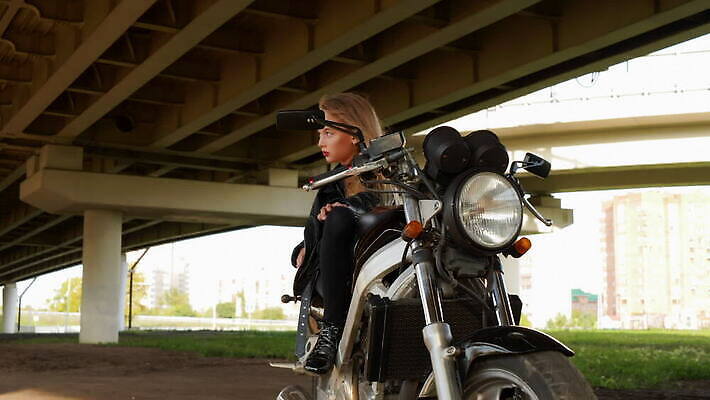 모델 응시 옷 여자 도로 포즈 자동차 거리 한명 사람 앉기 빨간색 금발 운동 유행 검은색 재킷 오토바이 레이싱 도시 승차 가죽 아래 입술 속도 그런지 라이더 바이크레이서 선로 펑크 스타일 MOV 해외동영상 클립영상 1 헤어스타일 시선 길 육상교통 컬러 교통시설 모션 건강 시합 신체부위 바이크 외투 방향 위치 동영상 파일형식