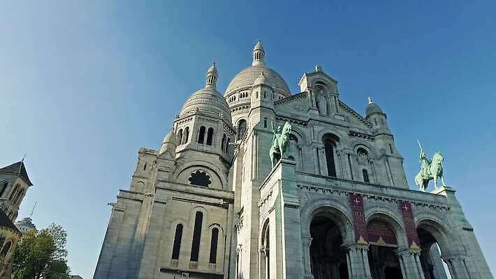 유럽 기독교 종교 문화 여행 백그라운드 십자가 건축양식 하늘 휴가 사람없음 건물 파란색 성당 교회 계단 프랑스 흰색 도시 사찰 영혼 역사 심볼 언덕 신성 천연기념물 프랑스어 랜드마크 바실리카 수도권 숭배 파리(프랑스) 4K MP4 해외동영상 클립영상 문자 건축물 건축 나라 컬러 종교건축 지역 동영상 파일형식