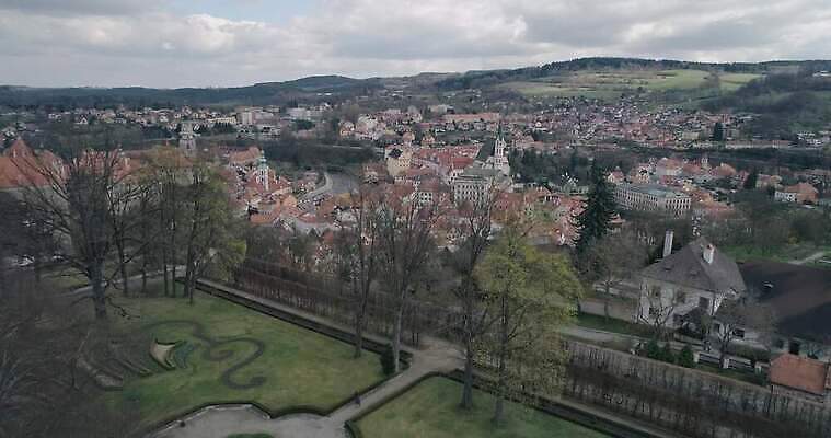 공원 유럽 벽 건축양식 주택 풍경 사람없음 물 정원 놀람 궁전 낭만 성 중세 보행로 재산 보호 분수 체코 프라하 갸우뚱 공화국 로마인 보헤미아 왕국 스타일 4K MP4 해외동영상 클립영상 자연요소 건축물 공공시설 건축 감정 나라 길 컨셉 고건축 모션 표정 인종 건물 금융 역사 동영상 파일형식