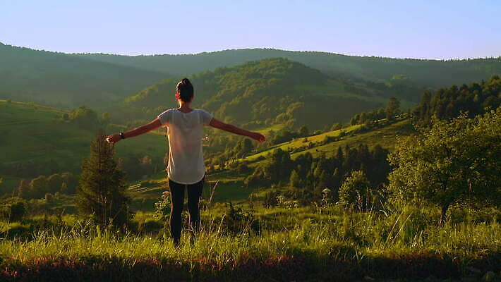 주간 라이프스타일 웰빙 여자 실루엣 선 스포츠 여행 요가 자연 아침 휴가 산 건강 한명 사람 풍경 야외 여름 햇빛 화목 하이킹 에너지 자유 영혼 연습 명상 알프스 산악지대 하이커 자극 4K MOV 해외동영상 클립영상 자연요소 1 계절 유럽 컨셉 레저 촬영기법 생활 태양 생태계 동영상 파일형식