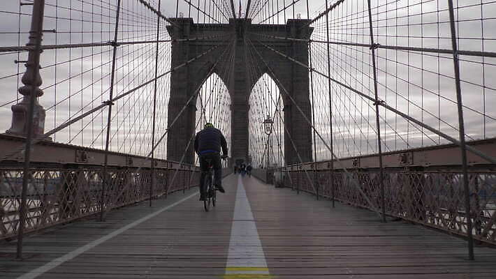 건축양식 사람 건물 여행객 자전거 미국 도시 도심 뉴욕 갸우뚱 랜드마크 브루클린 4K 틸트업 MOV 해외동영상 클립영상 건축물 건축 북아메리카 모션 촬영기법 바이크 동영상 파일형식