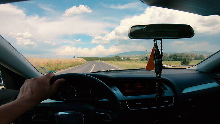 남자 도로 자동차 하늘 사람 드라이브 운전 차안 4K MOV 해외동영상 클립영상 길 육상교통 교통시설 모션 동영상 파일형식