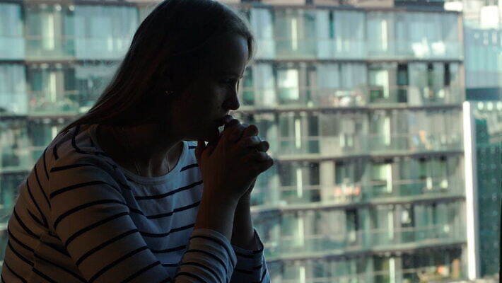 실루엣 창문 유리 파노라마 사람 앉기 건물 빛 도시풍경 햇빛 태양 슬픔 도시 좌절 고독 문제 추적 배려 우울감 우울증 혼자 MOV 해외동영상 클립영상 자연요소 건축물 감정 컨셉 모션 재질 촬영기법 풍경 질병 동영상 파일형식