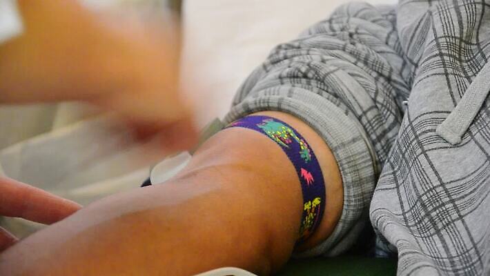 손 신체 가방 의료기기 건강 병원 눕기 약 환자 간호사 신선 잡기 봉사 센터 혈액 승낙 주기 팔 타입 기부 떨림 돌봄 삽입 인수 적자 헬프 셰이커 MOV 해외동영상 클립영상 잡화 컨셉 의학 모션 신체부위 의료진 도움 동영상 파일형식