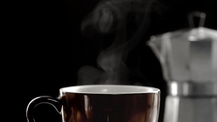 커피 음료 백그라운드 사람없음 컵 어둠 머그컵 뜨거움 수증기 카푸치노 에스프레소 4K MOV 해외동영상 클립영상 식기 동영상 파일형식