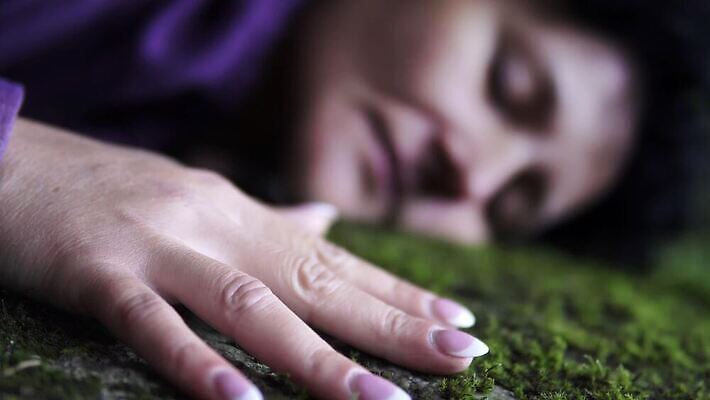 모델 라이프스타일 손 응시 여자 감정 얼굴 생각 스트레스 이끼 야외 고통 터치 에너지 슬픔 좌절 고독 숲 문제 긴장 히스패닉 불만 나쁜 거짓말 곤란 배려 불평 요금 우울증 트러블 혼란 혼자 4K MP4 해외동영상 클립영상 시선 컨셉 사람 생활 신체부위 질병 동영상 파일형식