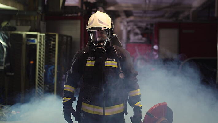 직업 모자 1 유니폼 불 가면 한명 서기 안전 사람 정장 성인 노란색 힘 재킷 장비 공구 긴급 업무 자신감 구출 연기 보호 헬멧 위험 소방관 서비스 짐차 영웅 기어 산소 심각 진짜 커터 4K MOV 해외동영상 클립영상 자연요소 잡화 옷 감정 컬러 컨셉 모션 자동차 외투 도구 작업 도움 원소 보호장비 구조원 소방 동영상 파일형식