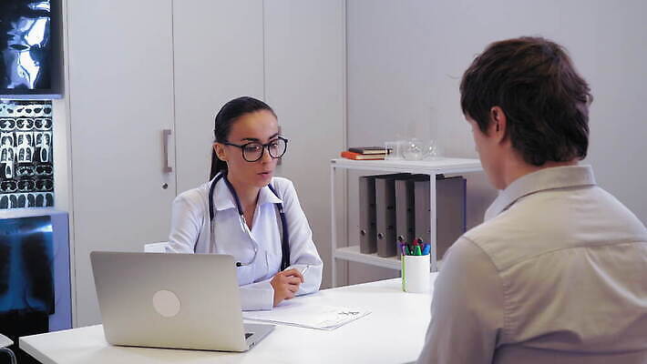 직업 여자 남자 2 갈색머리 병원 대화 사람 앉기 성인 두명 30대 약 건강관리 고통 환자 의사 코트 슬픔 흰색 뉴스 컨설턴트 히스패닉 위로 나쁜 돌봄 우울증 진실 혼혈 4K MOV 해외동영상 클립영상 헤어스타일 감정 컬러 의학 모션 건강 관리 말하기 장년 외투 의료진 전문직 질병 상담 다문화 동영상 파일형식