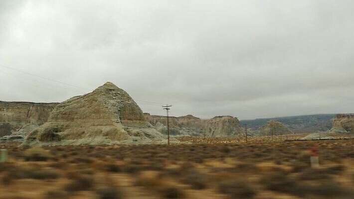 도로 여행 자동차 건조 항해 국립공원 사람없음 옆모습 계곡 미국 운전 고속도로 황무지 분위기 갈증 땅 인도인 아치 점토 지역 사암 애리조나 그랜드캐니언 루트 방법 서쪽 시온산 자동 수평선 4K 건조기후 MP4 해외동영상 클립영상 외국인 공원 길 육상교통 뷰포인트 컨셉 북아메리카 배_교통 교통시설 모션 동양인 돌_바위 방향 동영상 파일형식