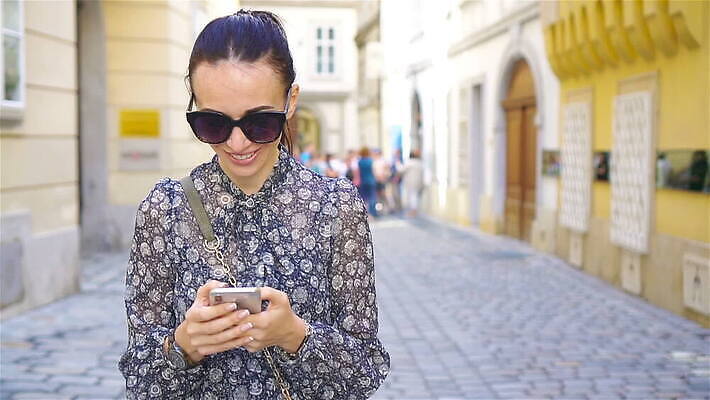 백인 라이프스타일 여자 행복 유럽 여행 포즈 통신 자연 모바일 휴가 거리 한명 성인 야외 스마트폰 핸드폰 여행객 카메라 사진촬영 산책 도시 비엔나 그림 타운 랜드마크 옛날 MOV 해외동영상 클립영상 서양인 1 감정 나라 휴식 사람 생활 전자제품 스마트기기 촬영 오스트리아 생태계 동영상 파일형식