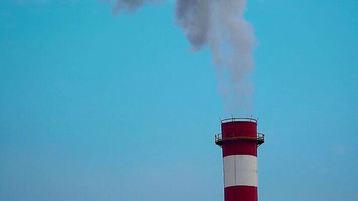 식물 산업 공장 하늘 굴뚝 사람없음 파란색 글로벌 쌓기 환경 탑 힘 에너지 흰색 고리 오염 분위기 연기 역 제조 수증기 파이프 연료 가스 배기가스 생태학 석탄 스모그 이산화탄소 화학물질 탄소 4K HD MP4 해외동영상 클립영상 건축물 교육 컬러 컨셉 공업 교통시설 모션 화학 동영상 파일형식