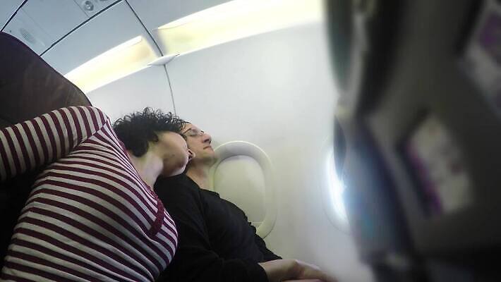 백인 라이프스타일 커플 여자 남자 행복 여행 2 관계 포옹 휴가 함께함 사랑 사람 기쁨 낭만 터치 신혼여행 잠 하품 대패 4K HD MP4 해외동영상 클립영상 서양인 감정 결혼 컨셉 안기 생활 동영상 생리현상 파일형식