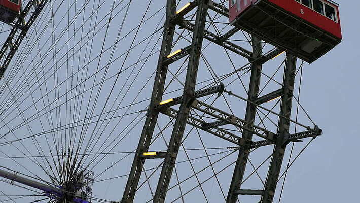 나무 공원 실루엣 여행 모션 하늘 휴식 사람없음 야외 건물 파란색 기계 기쁨 나뭇가지 도시 원형 비엔나 오스트리아 닫기 승차 그림 회전 회전목마 땅바닥 4K MOV 해외동영상 클립영상 도형 식물 건축물 공공시설 감정 유럽 컬러 컨셉 바닥 촬영기법 놀이기구 동영상 파일형식