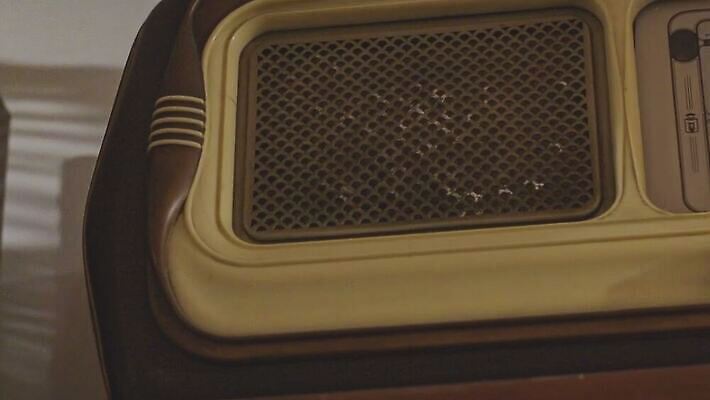 디자인 음악 파도 백그라운드 통신 놀이 사람없음 목재 빛 갈색 소리 듣기 장비 수확 골동품 역사 클래식 역 볼륨 DJ 향수 오브젝트 수화기 라디오 복고 오디오 방송 전염 아날로그 다이얼 스테레오 구식 뮤지컬 옛날 제어 조율 스타일 4K MOV 해외동영상 클립영상 나무 바다 컬러 컨셉 농업 재료 교통시설 모션 문화예술 전자제품 화장품 질병 전화기 감염 동영상 파일형식