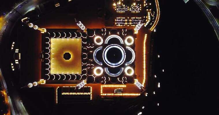 종교 문화 여행 중동 건축양식 전등 조명 새로움 이스탄불 안테나 파노라마 풍경 사람없음 건물 하이앵글 탑 에너지 기도 고급 야간 큼 이슬람교 모스크 칠면조 드론 라마단 랜드마크 안뜰 4K MP4 튀르키예 해외동영상 클립영상 자연요소 건축물 건축 나라 아시아 뷰포인트 컨셉 통신 조류 촬영기법 크기 동영상 파일형식